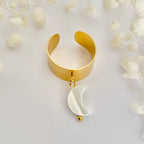 LUNA • Bague en acier inoxydable avec breloque lune en coquillage