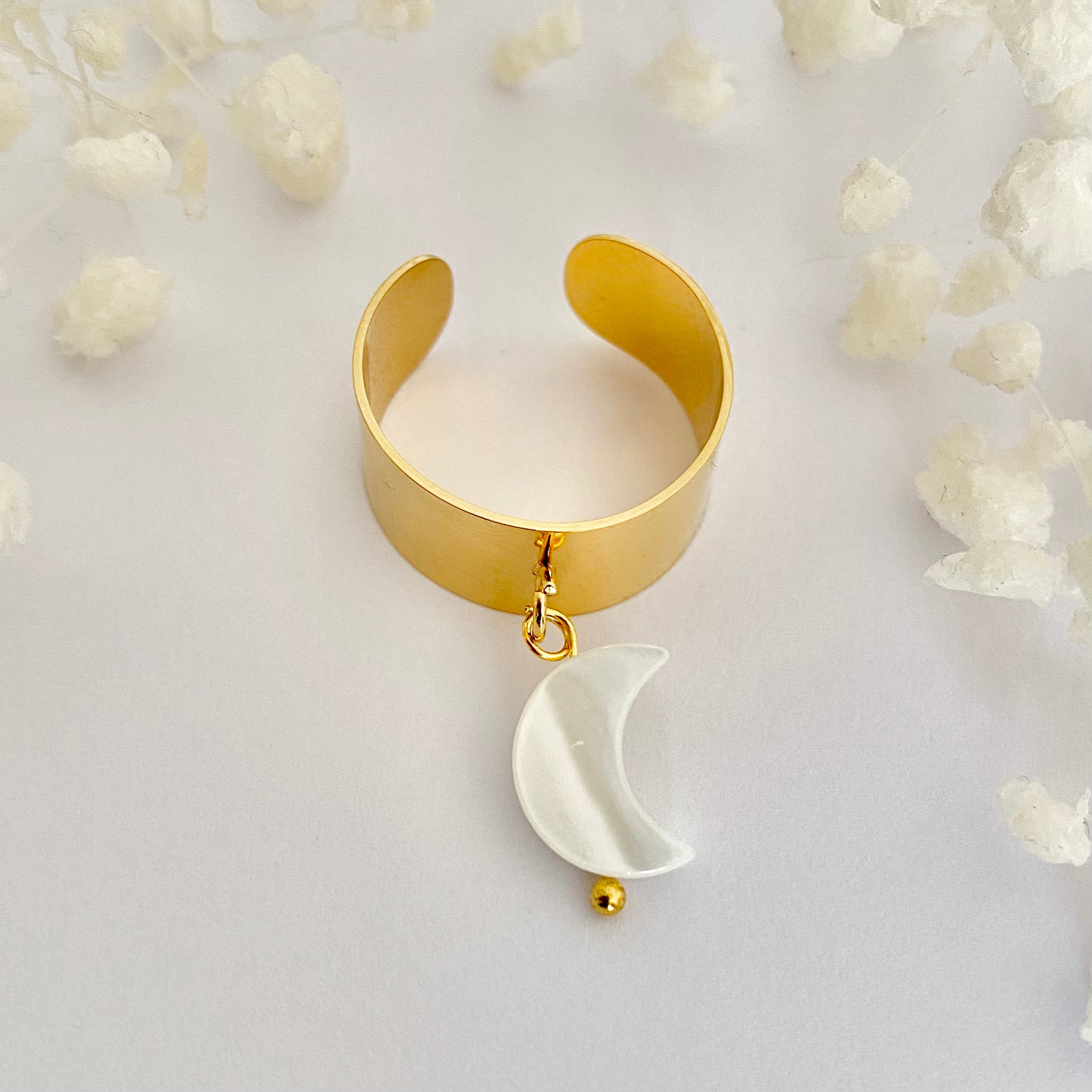 LUNA • Bague en acier inoxydable avec breloque lune en coquillage