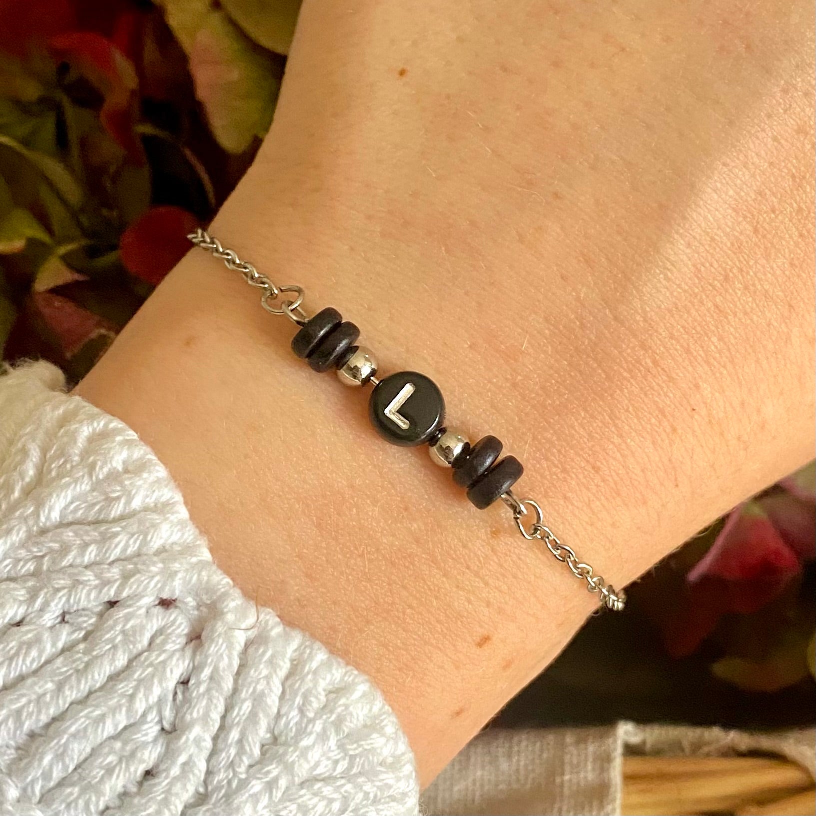 SANA • Bracelet en acier inoxydable avec lettre et perles heishi en céramique