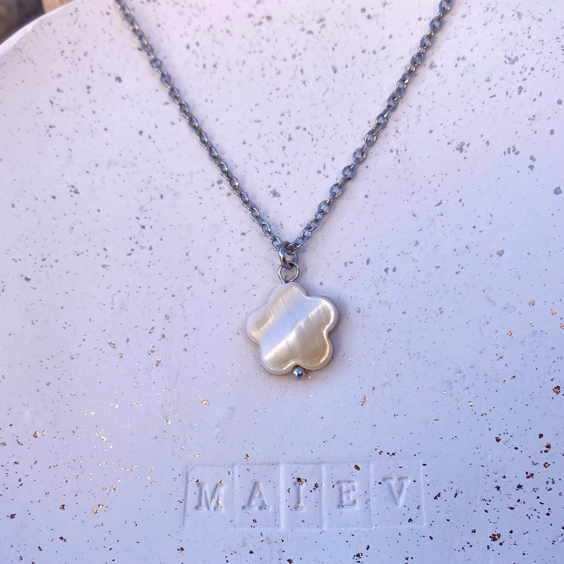 FLORA • Collier en acier inoxydable avec breloque fleur en coquillage