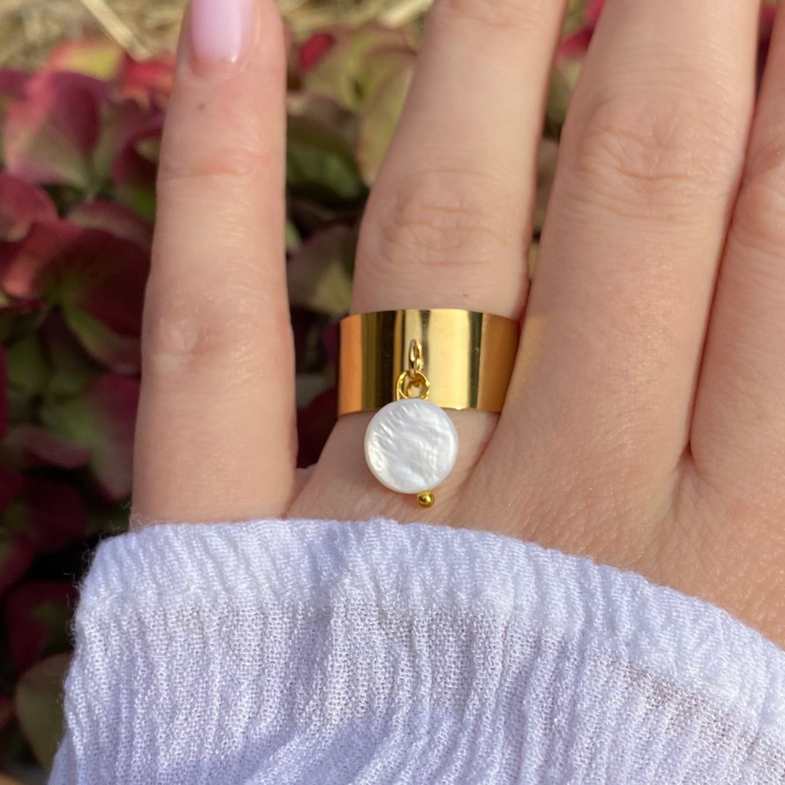 ROMY • Bague en acier inoxydable avec breloque ronde en coquillage