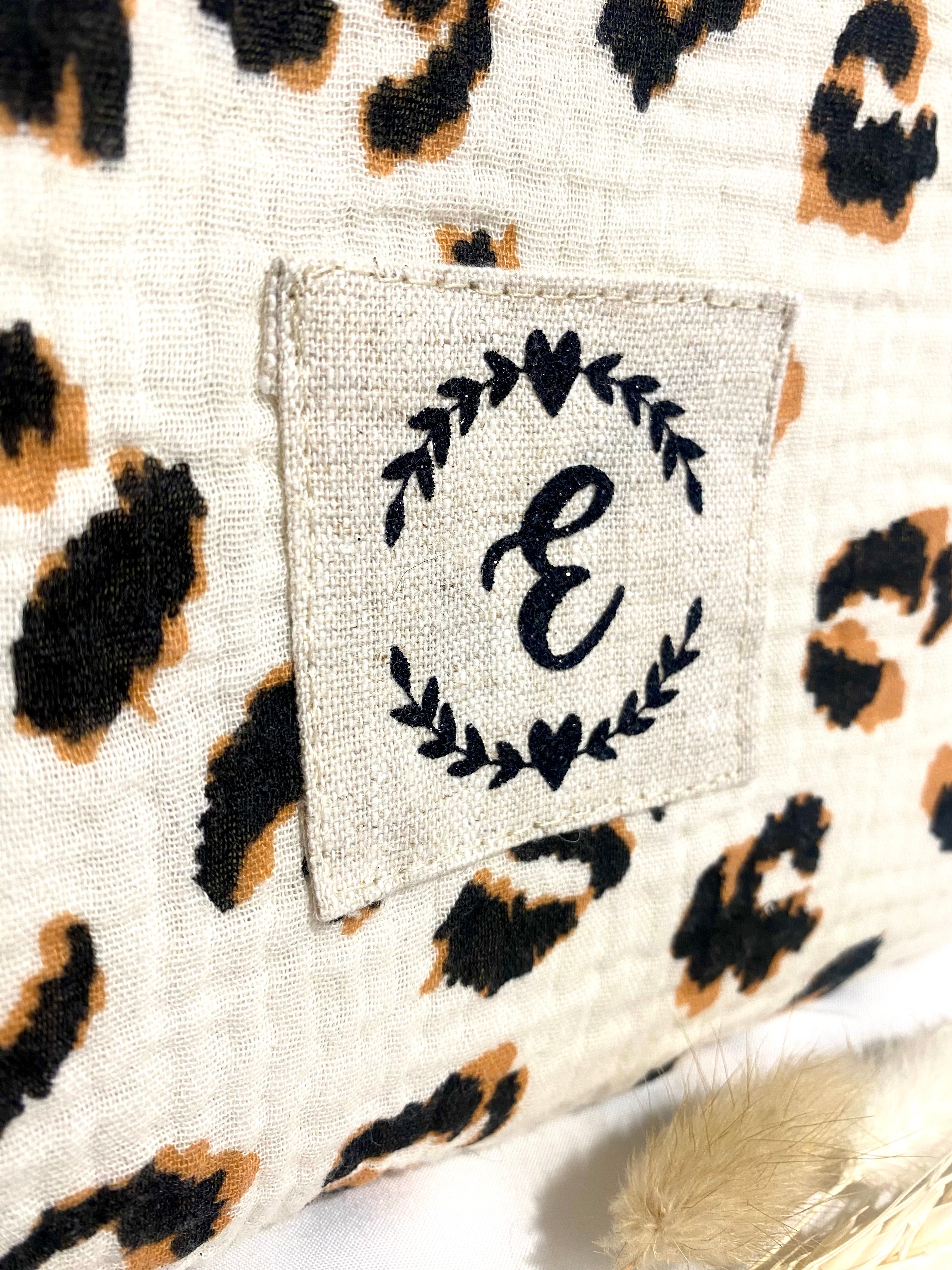 LEO • Pochette personnalisée en double gaze de coton léopard