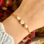 MALY • Bracelet en acier inoxydable avec lettre et perle d'eau douce