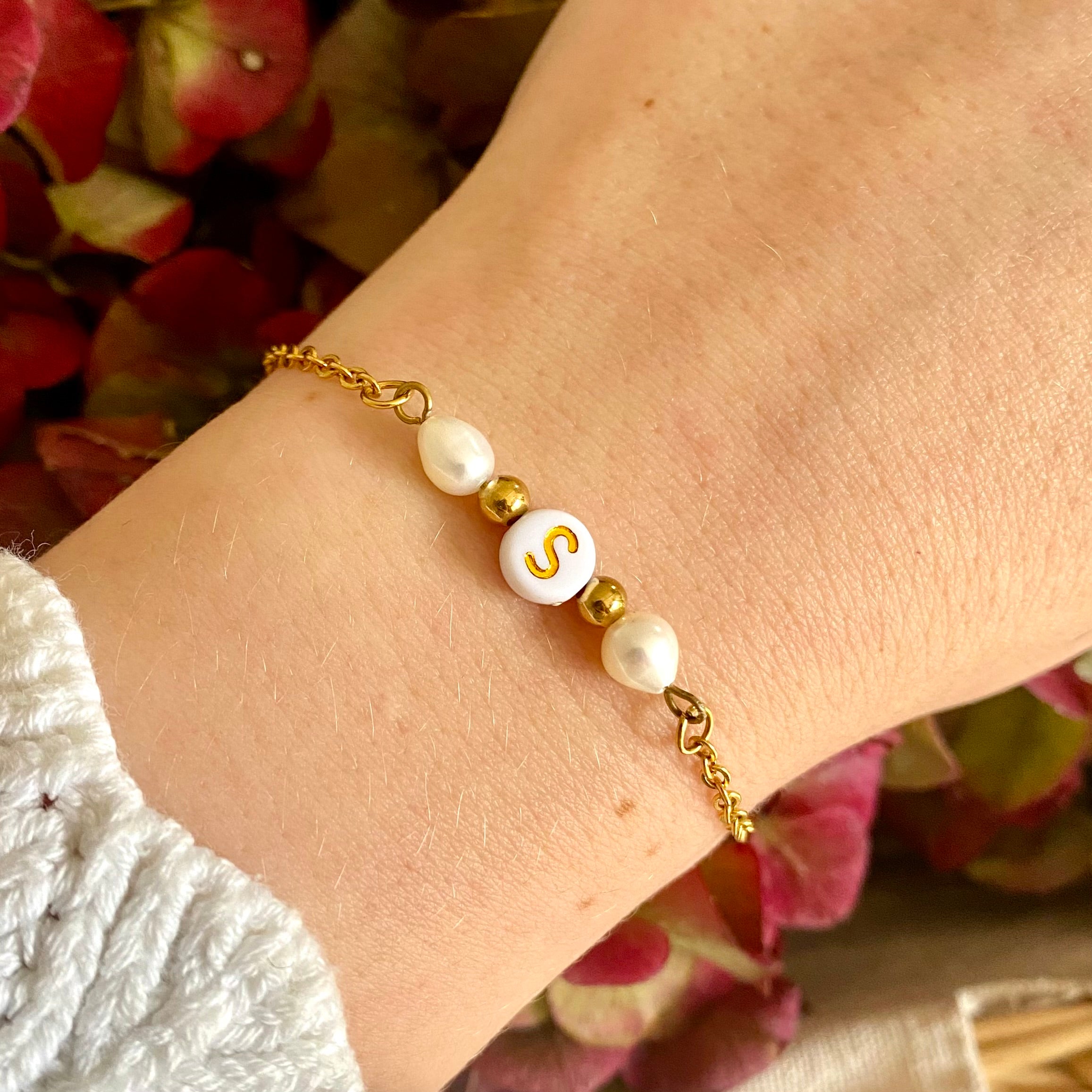 MALY • Bracelet en acier inoxydable avec lettre et perle d'eau douce