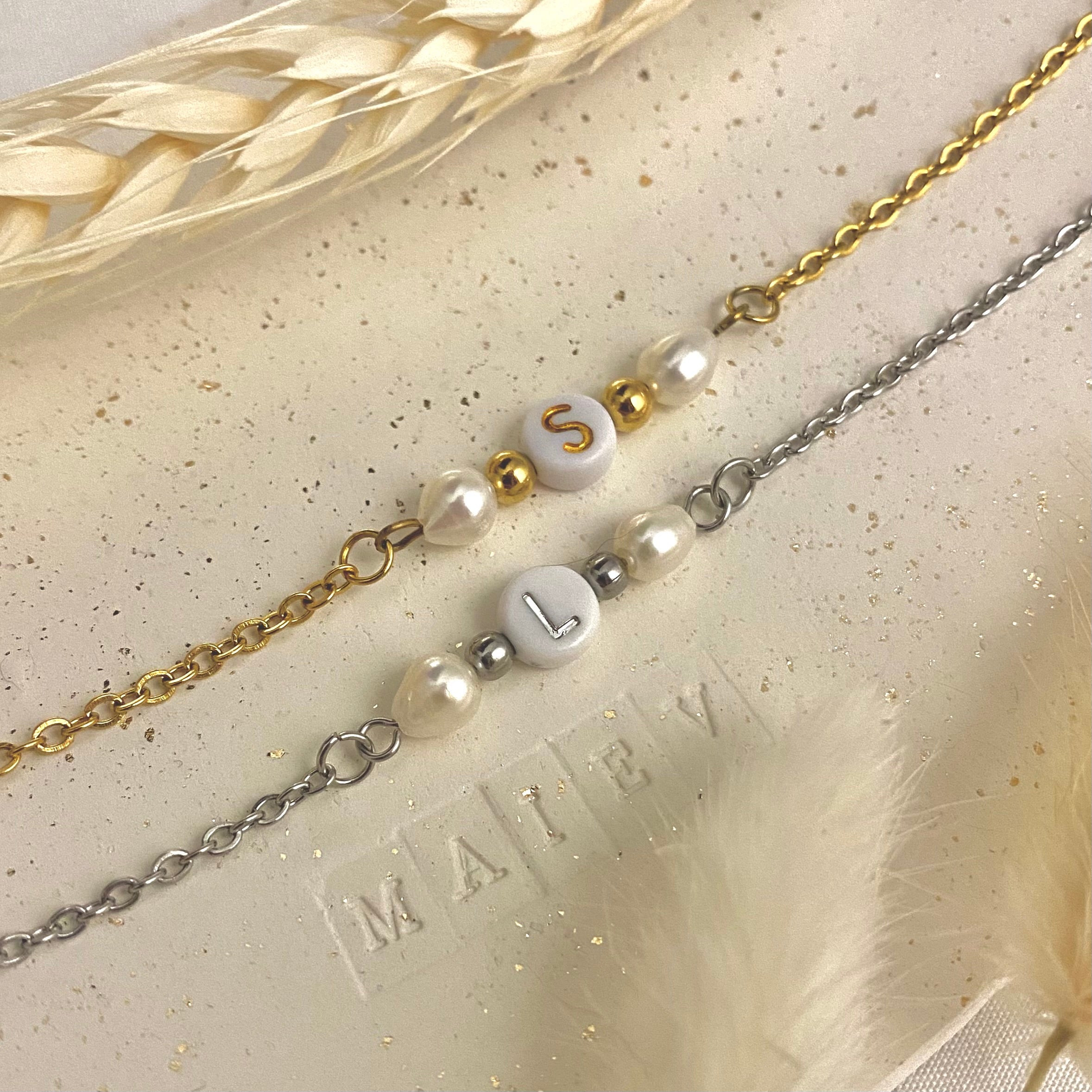 MALY • Bracelet en acier inoxydable avec lettre et perle d'eau douce