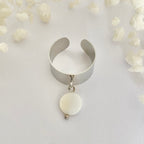 ROMY • Bague en acier inoxydable avec breloque ronde en coquillage