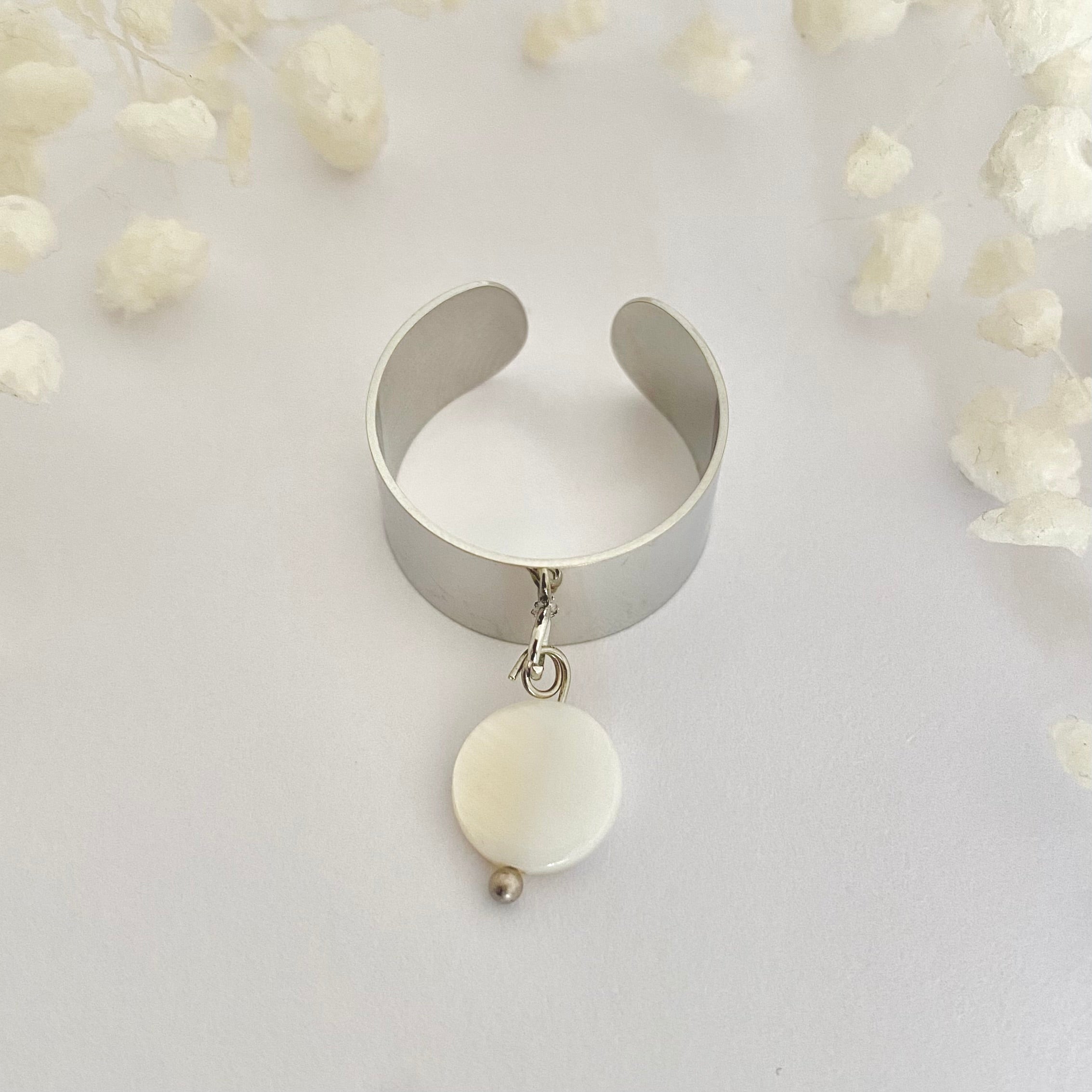 ROMY • Bague en acier inoxydable avec breloque ronde en coquillage