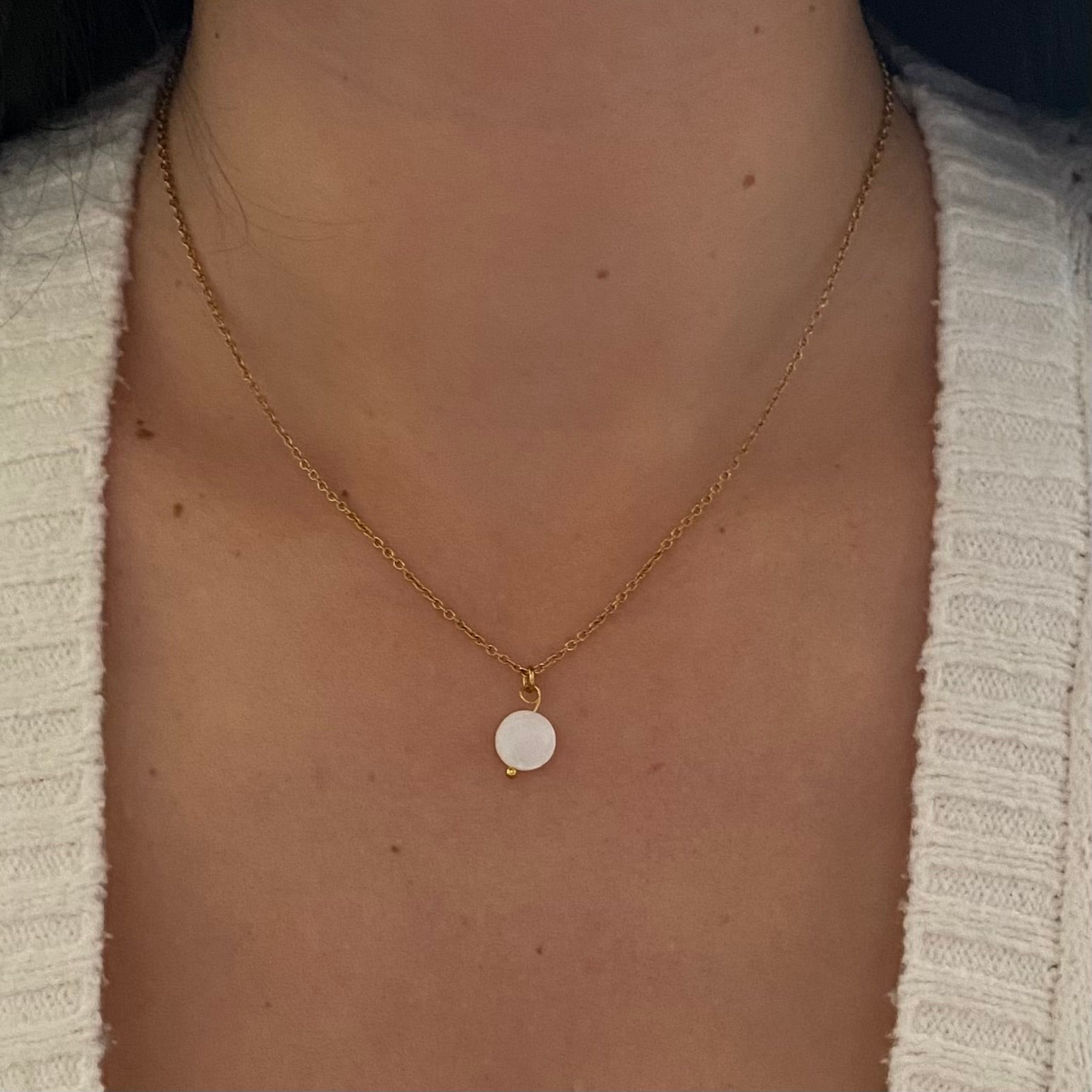 ROMY • Collier en acier inoxydable avec breloque ronde en coquillage