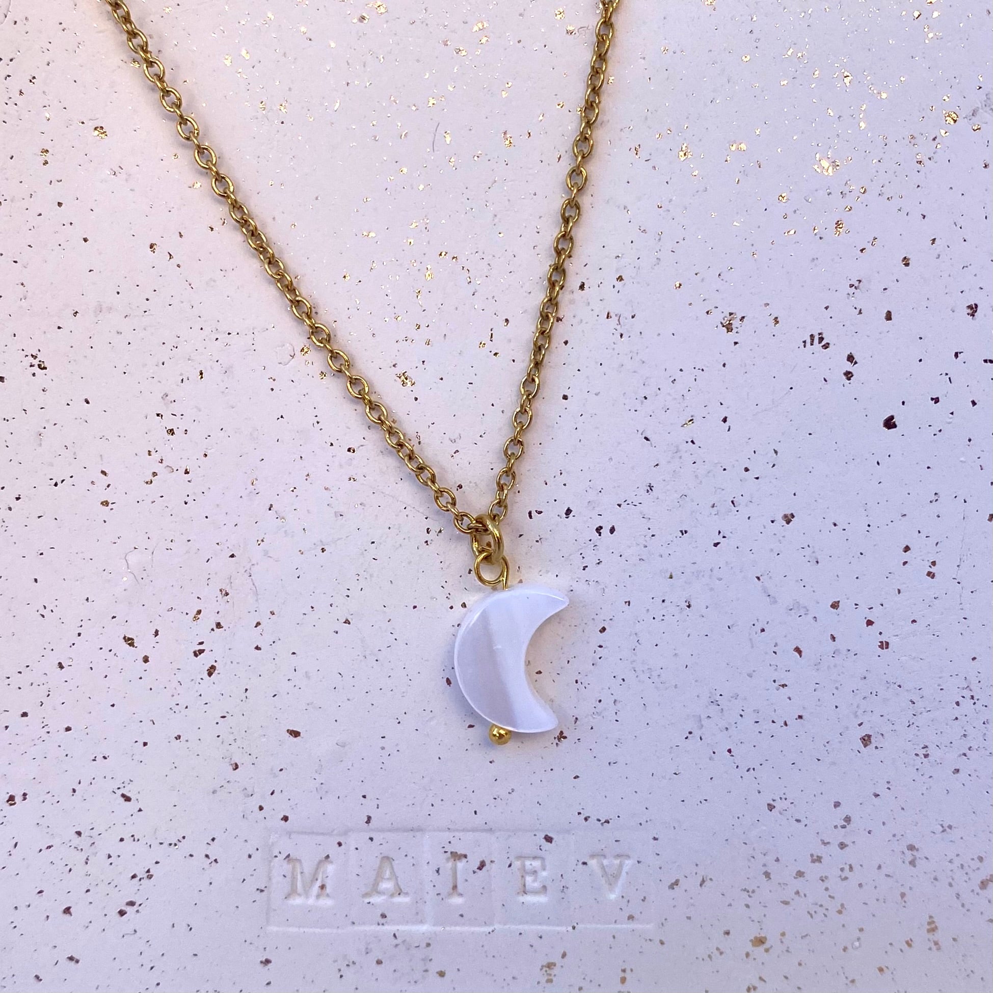 LUNA • Collier en acier inoxydable avec breloque lune en coquillage