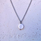 ROMY • Collier en acier inoxydable avec breloque ronde en coquillage