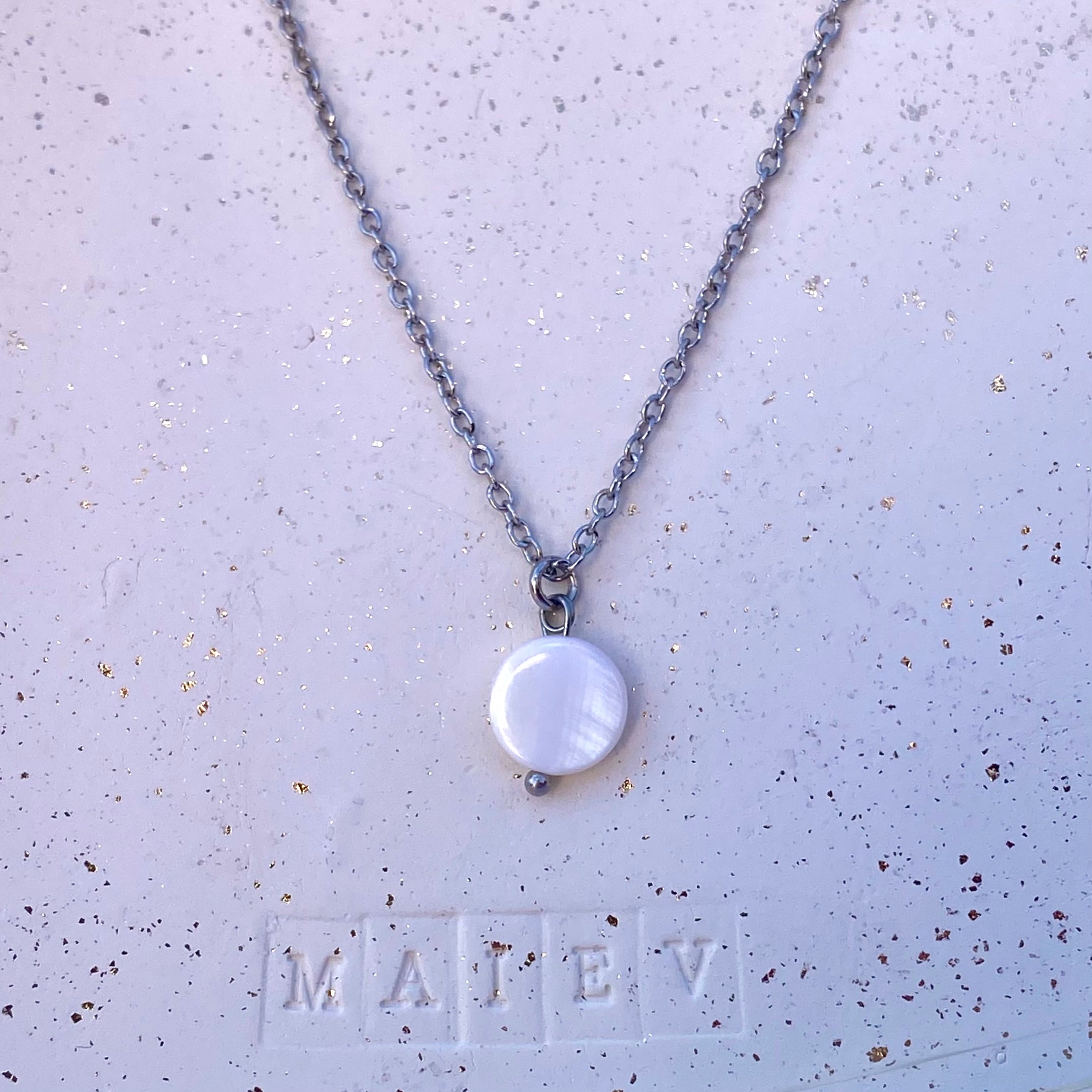 ROMY • Collier en acier inoxydable avec breloque ronde en coquillage