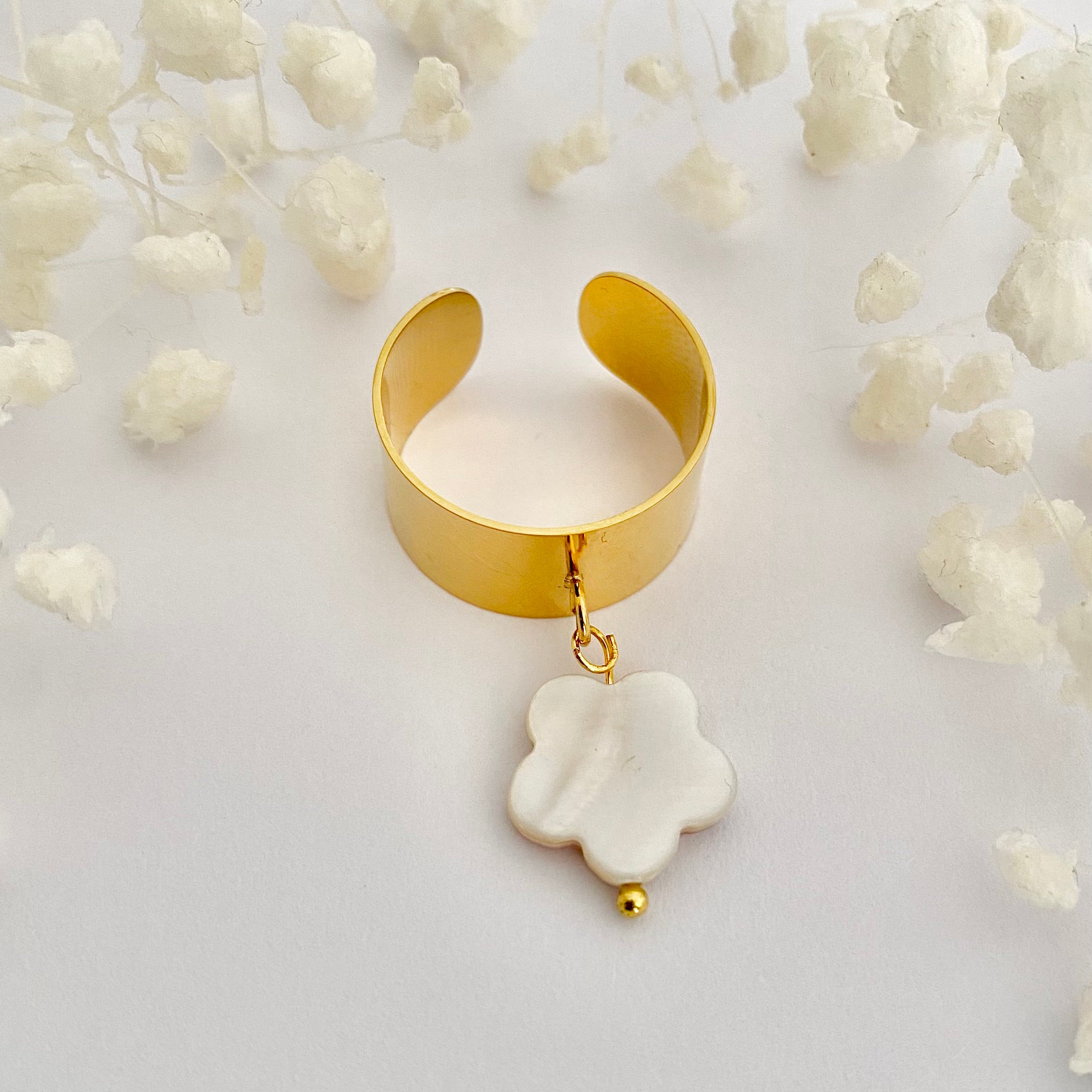 FLORA • Bague en acier inoxydable avec breloque fleur en coquillage