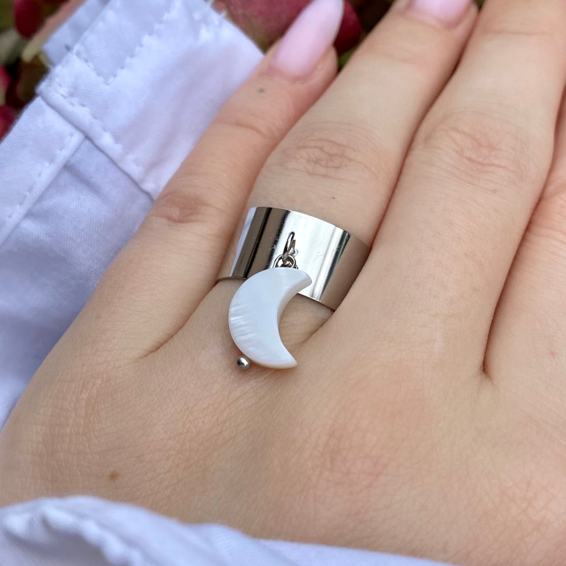 LUNA • Bague en acier inoxydable avec breloque lune en coquillage