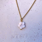 FLORA • Collier en acier inoxydable avec breloque fleur en coquillage