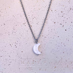 LUNA • Collier en acier inoxydable avec breloque lune en coquillage