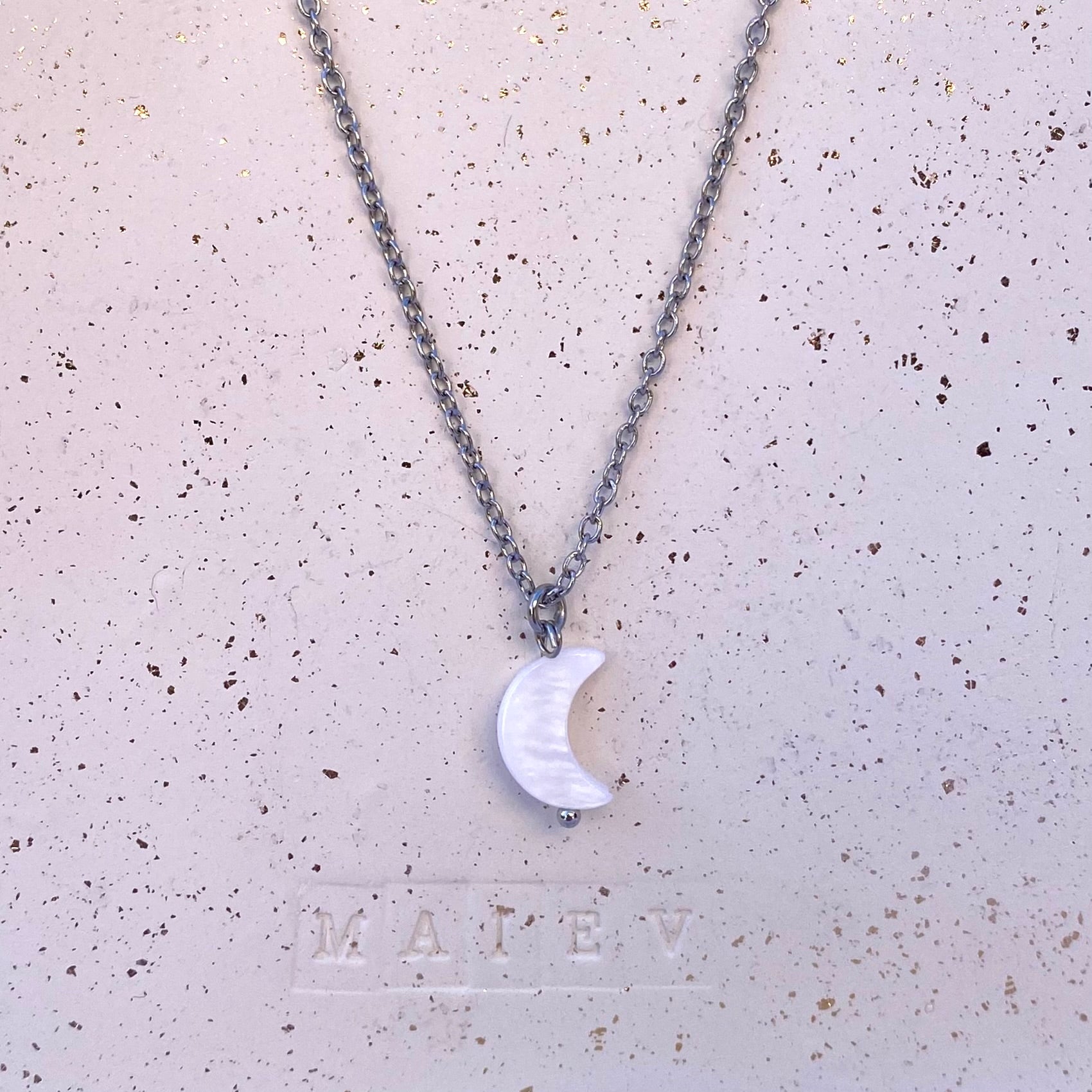 LUNA • Collier en acier inoxydable avec breloque lune en coquillage