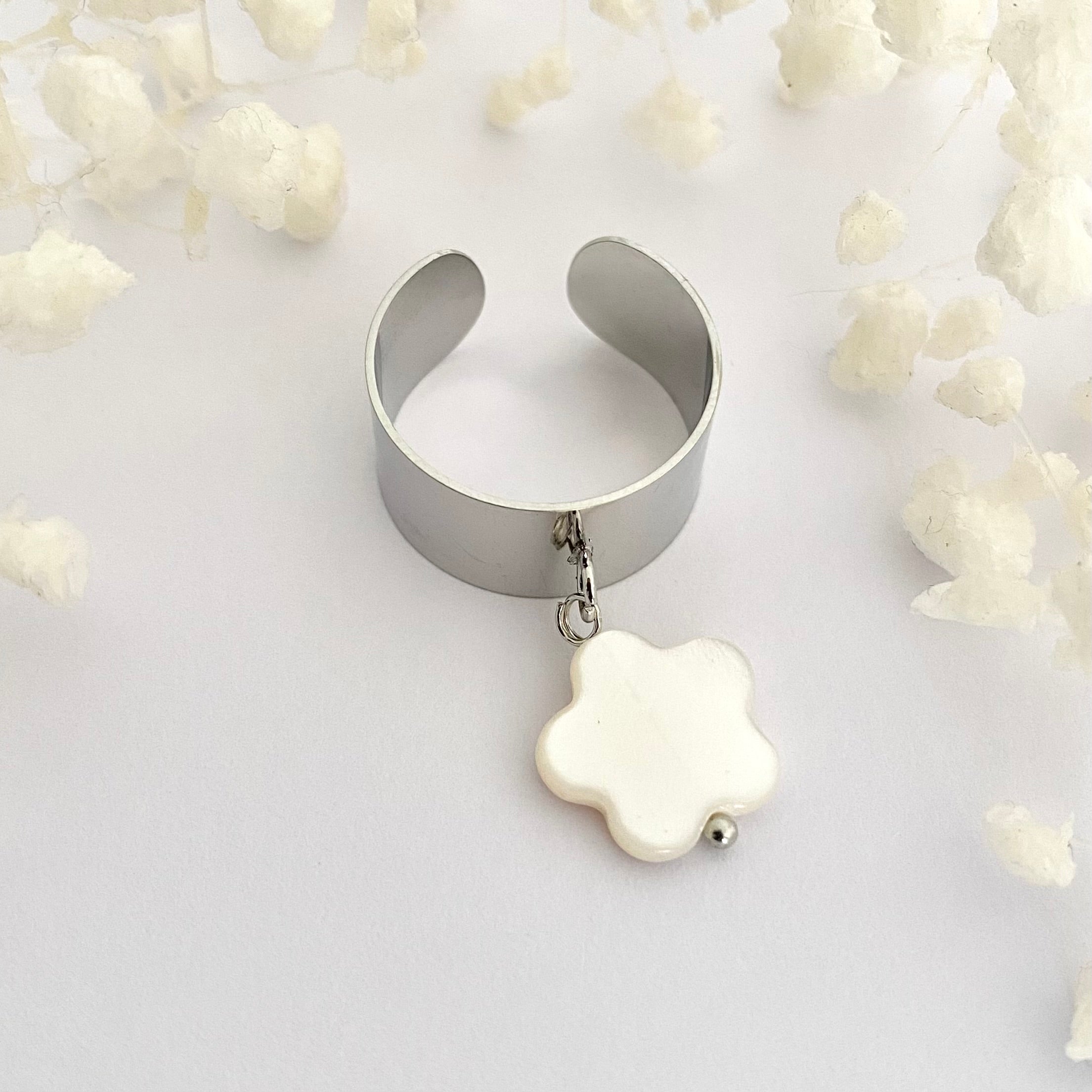 FLORA • Bague en acier inoxydable avec breloque fleur en coquillage