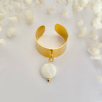 ROMY • Bague en acier inoxydable avec breloque ronde en coquillage