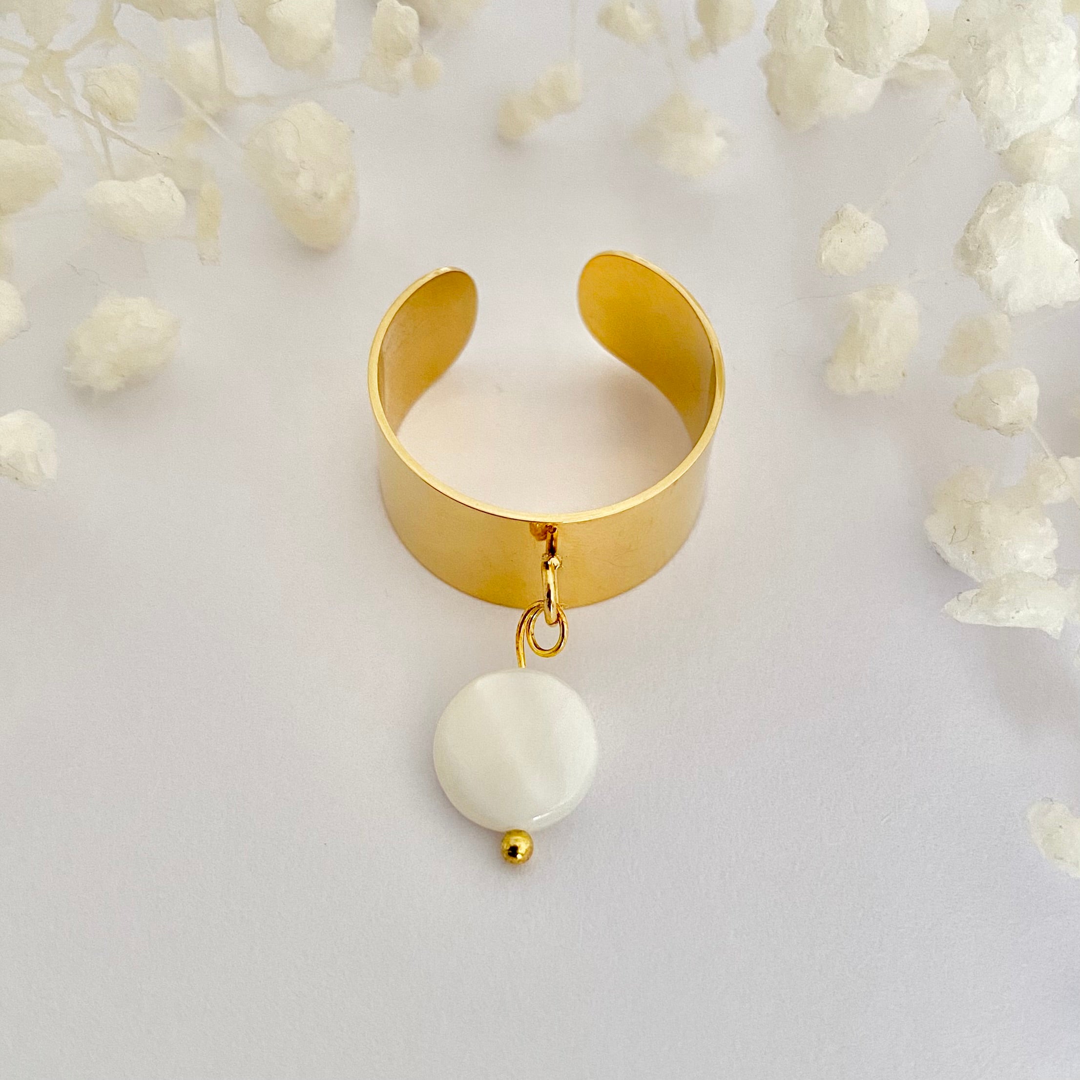 ROMY • Bague en acier inoxydable avec breloque ronde en coquillage