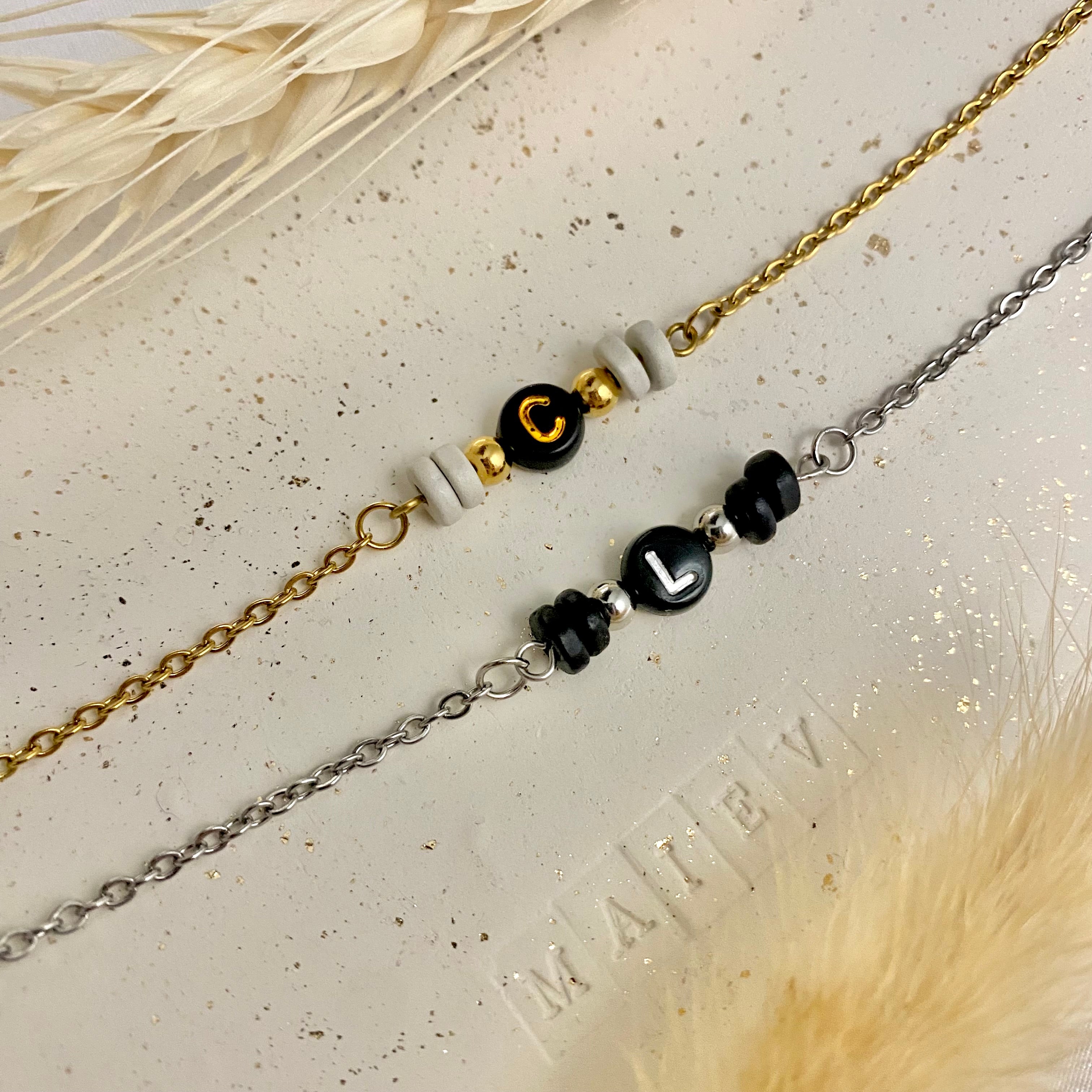 SANA • Bracelet en acier inoxydable avec lettre et perles heishi en céramique