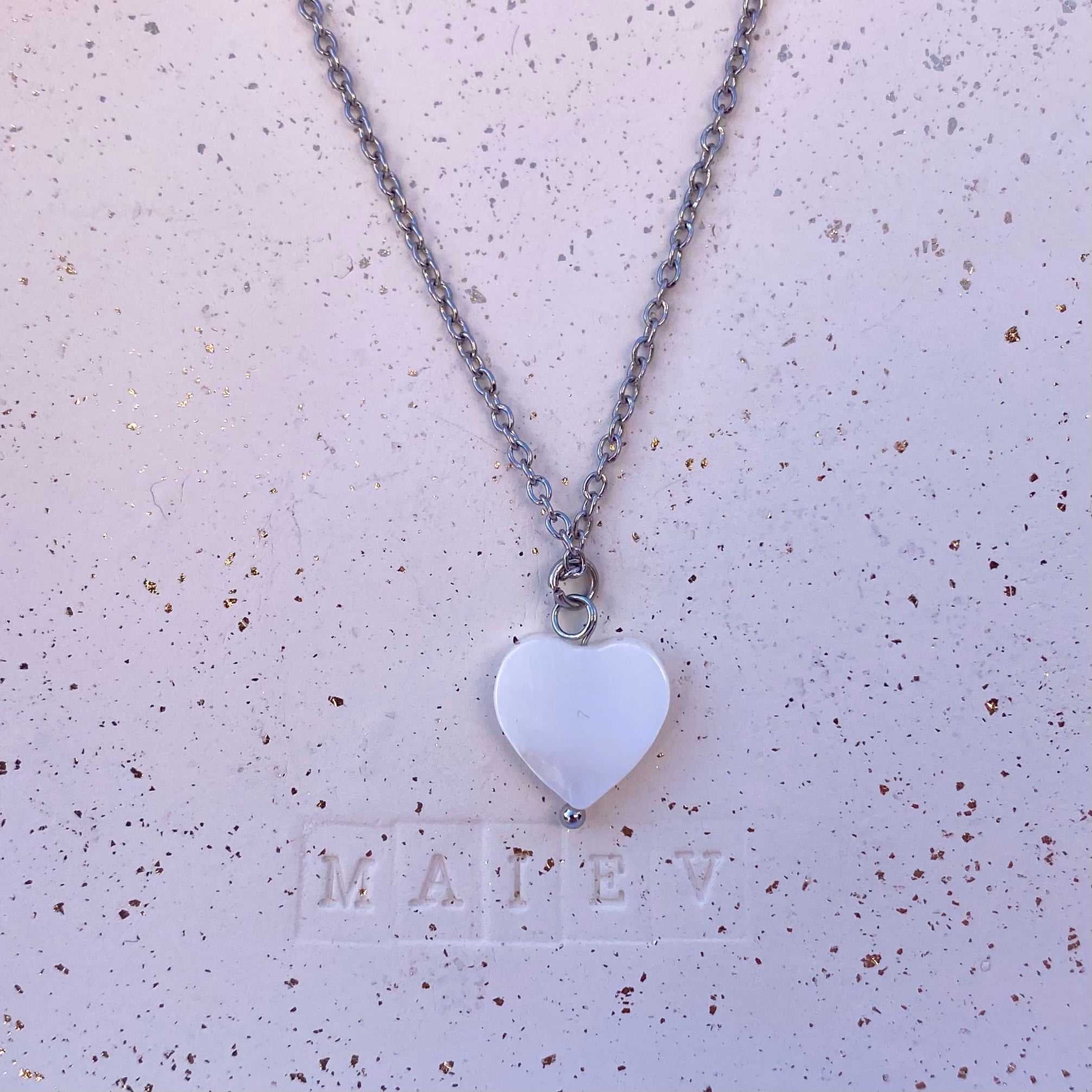 LOVA • Collier en acier inoxydable avec breloque cœur en coquillage