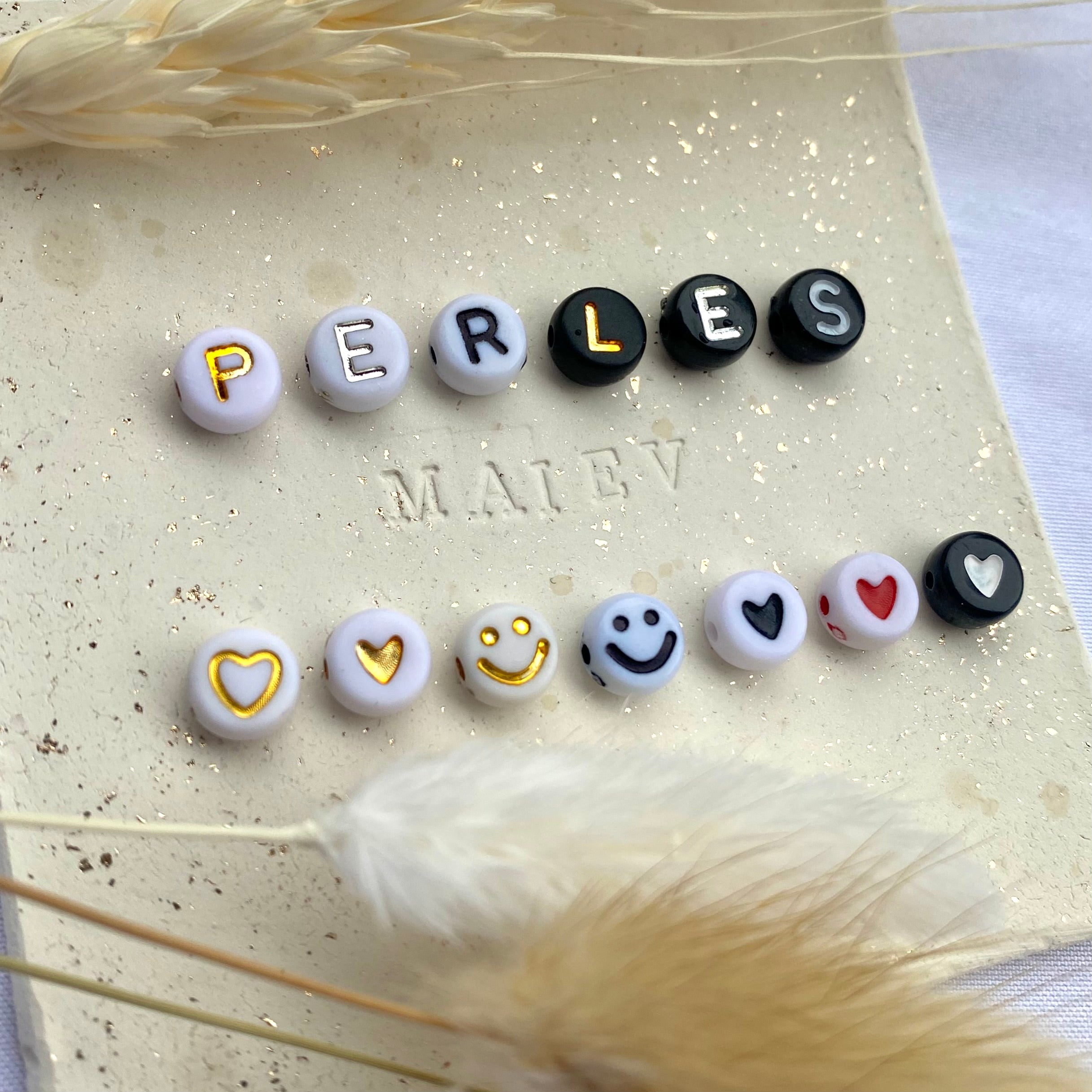 SANA • Bracelet en acier inoxydable avec lettre et perles heishi en céramique