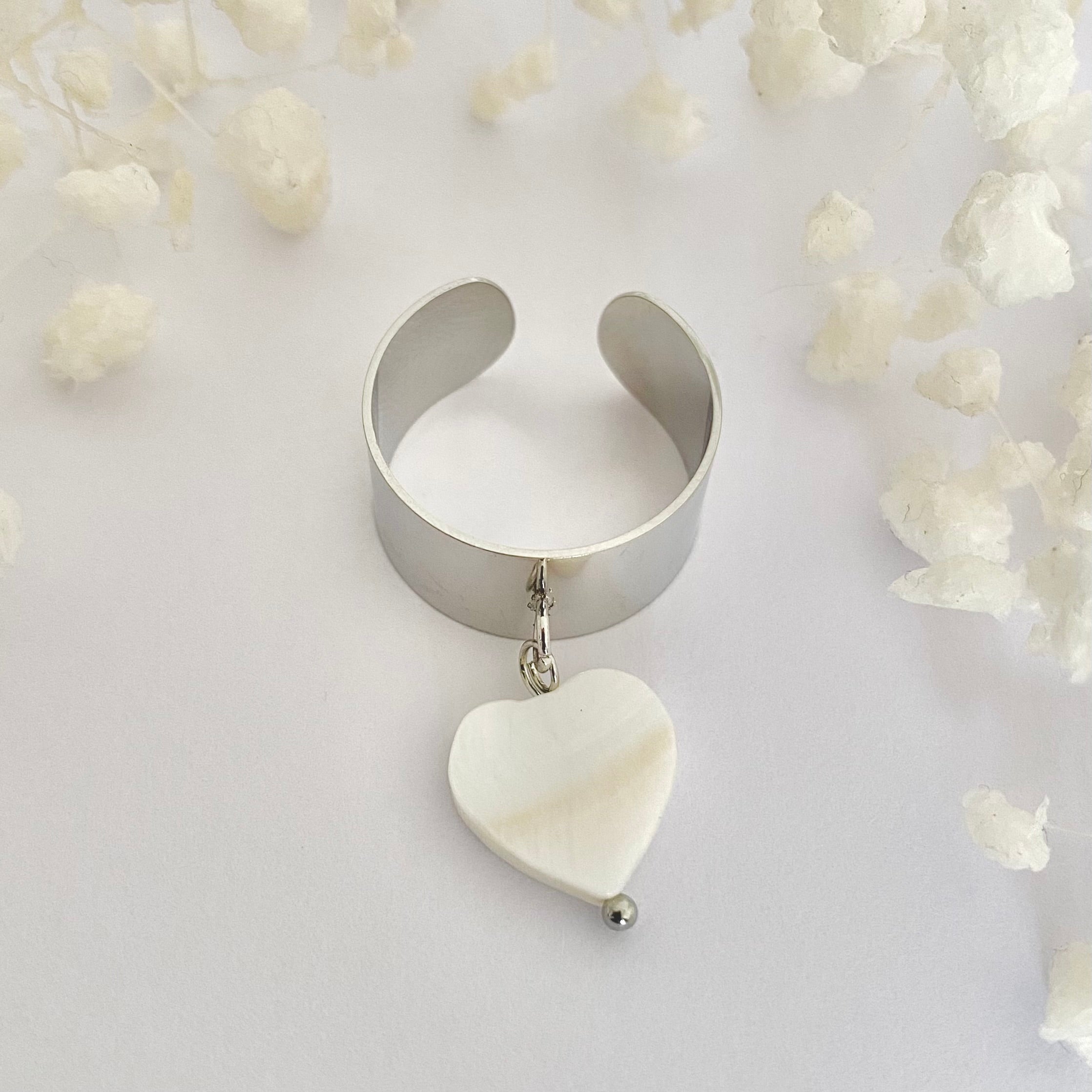 LOVA • Bague en acier inoxydable avec breloque coeur en coquillage