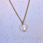 LOVA • Collier en acier inoxydable avec breloque cœur en coquillage