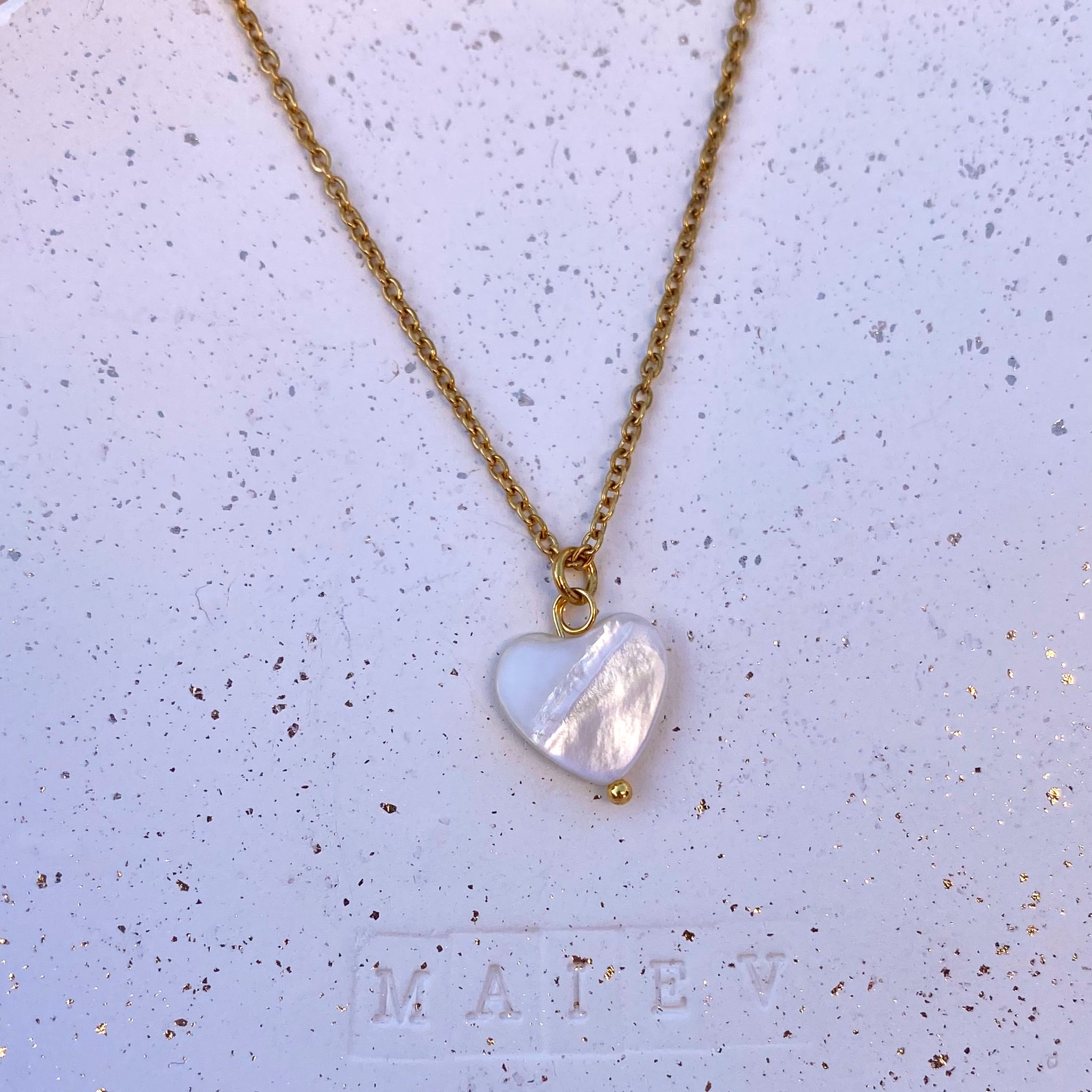 LOVA • Collier en acier inoxydable avec breloque cœur en coquillage