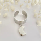 LUNA • Bague en acier inoxydable avec breloque lune en coquillage