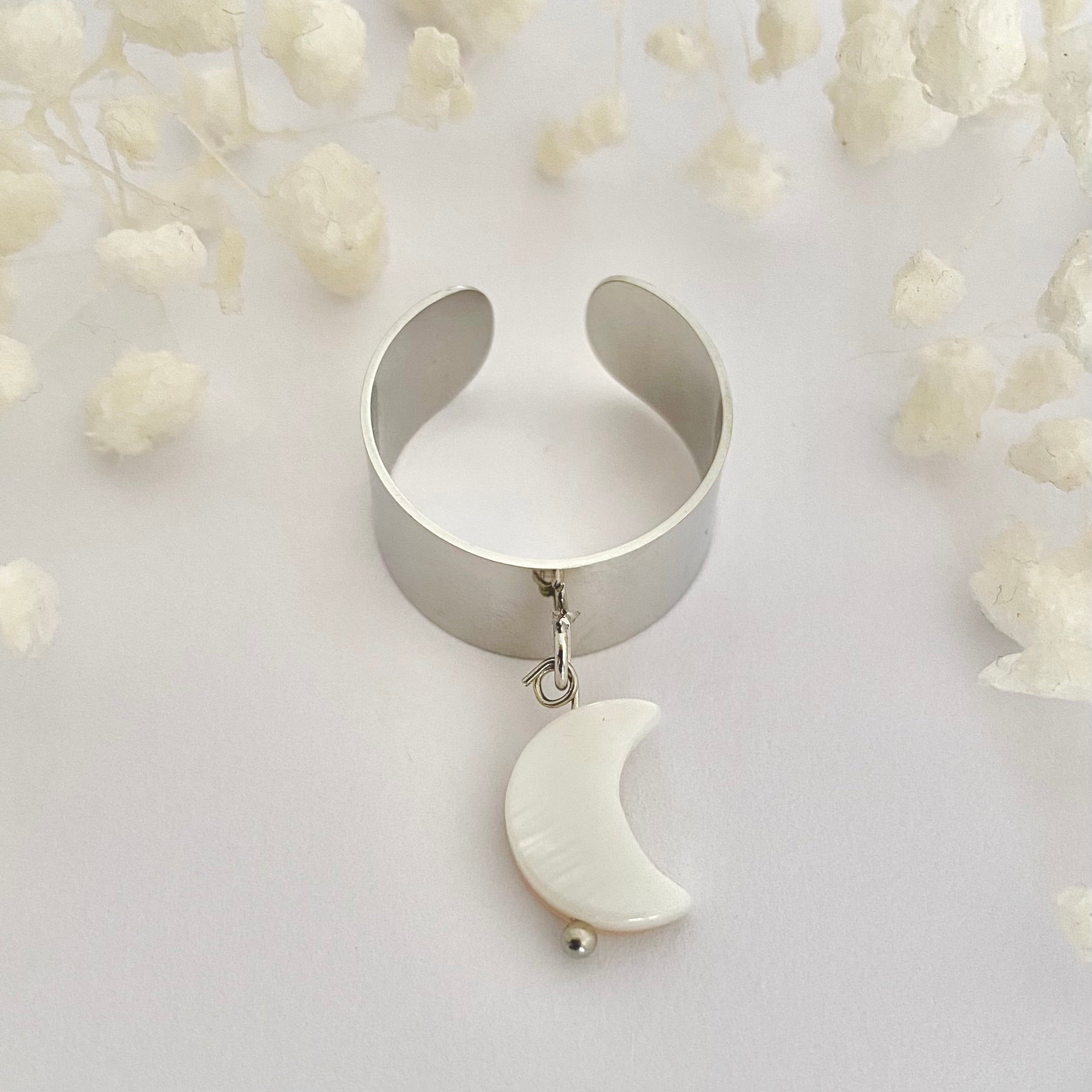 LUNA • Bague en acier inoxydable avec breloque lune en coquillage