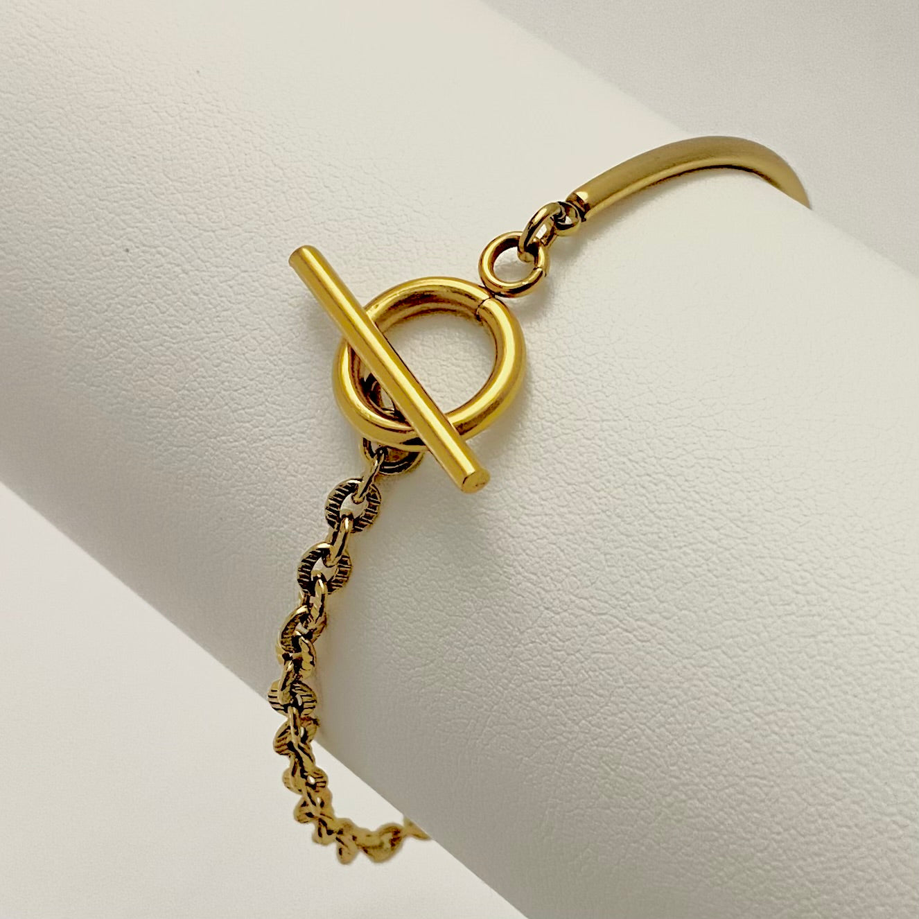 TAMARA • Bracelet demi-jonc fermoir T