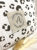 LEO • Pochette personnalisée en double gaze de coton léopard