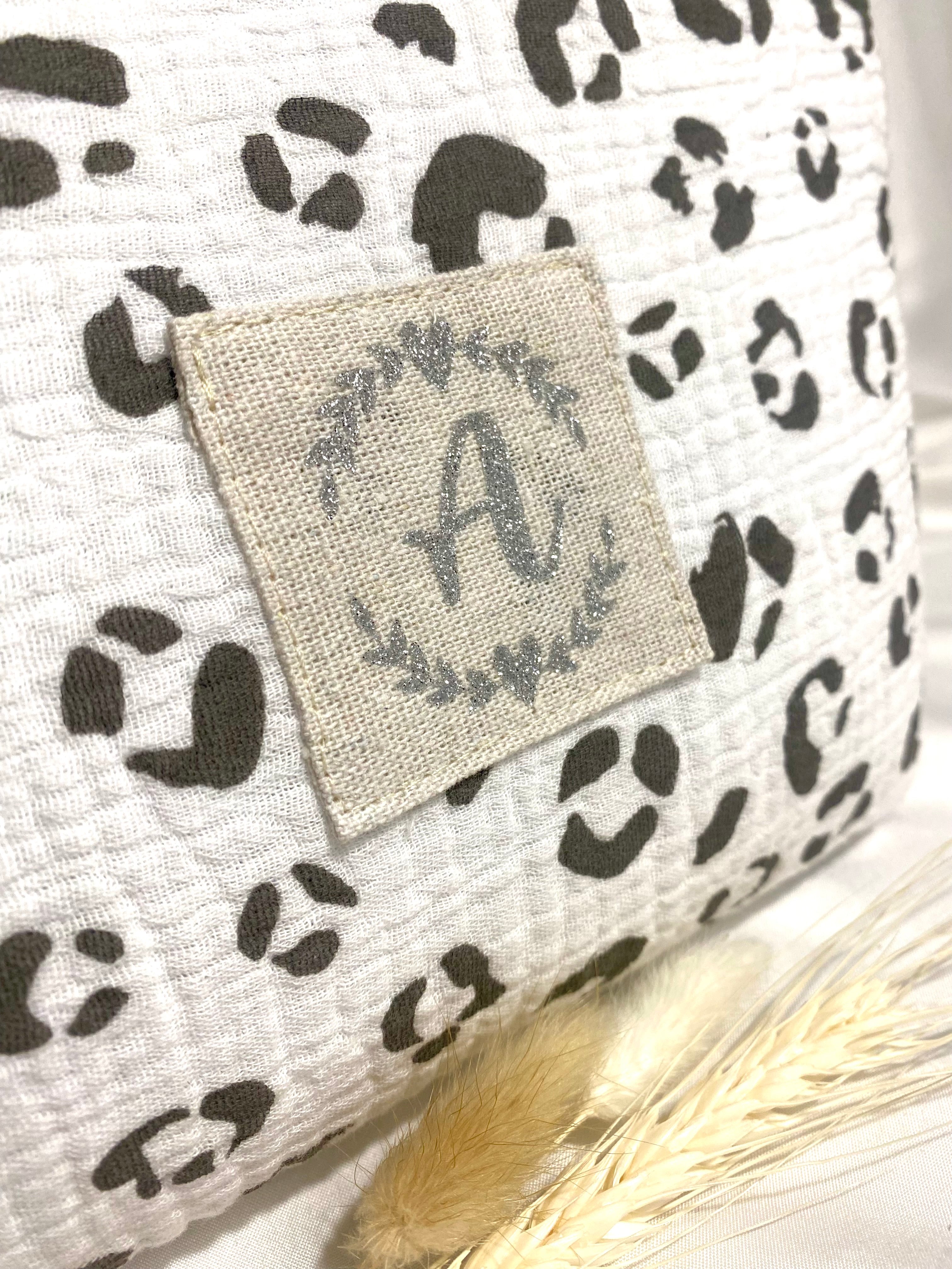 LEO • Pochette personnalisée en double gaze de coton léopard